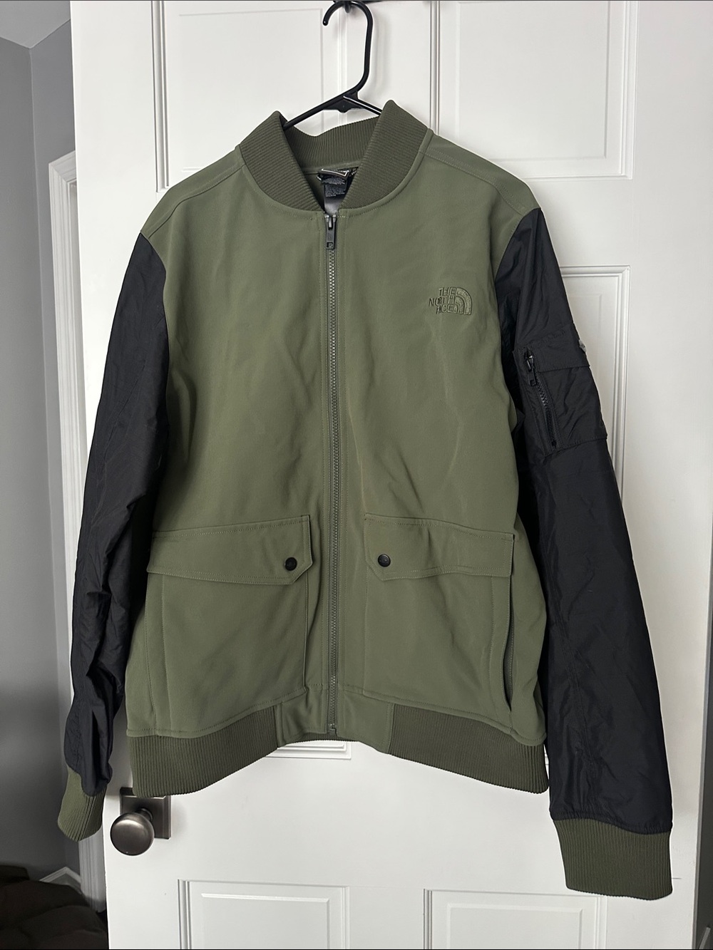 NWOT The North Face Men's Olive Green Shell Jacket with Black Sleeves